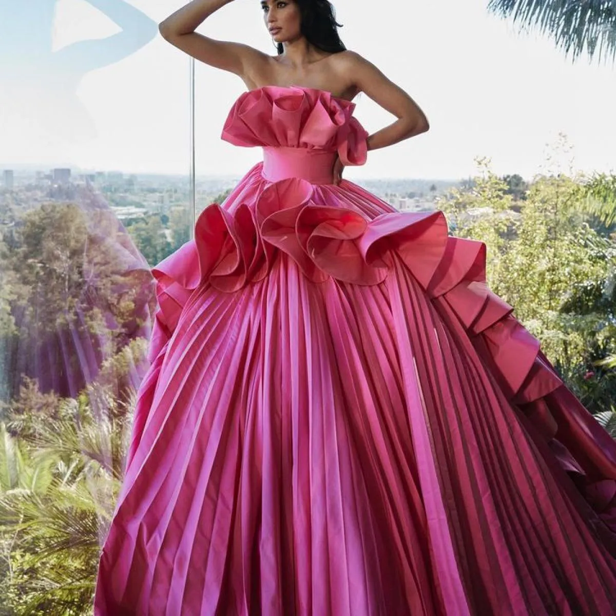 Abiti da sera rosa di lusso Abito da ballo Abito da ballo formale in taffettà con volant 2023 Abiti stile Quinceanera senza spal