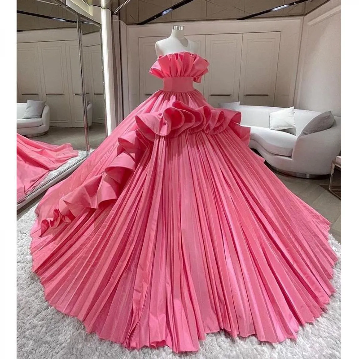 Abiti da sera rosa di lusso Abito da ballo Abito da ballo formale in taffettà con volant 2023 Abiti stile Quinceanera senza spal