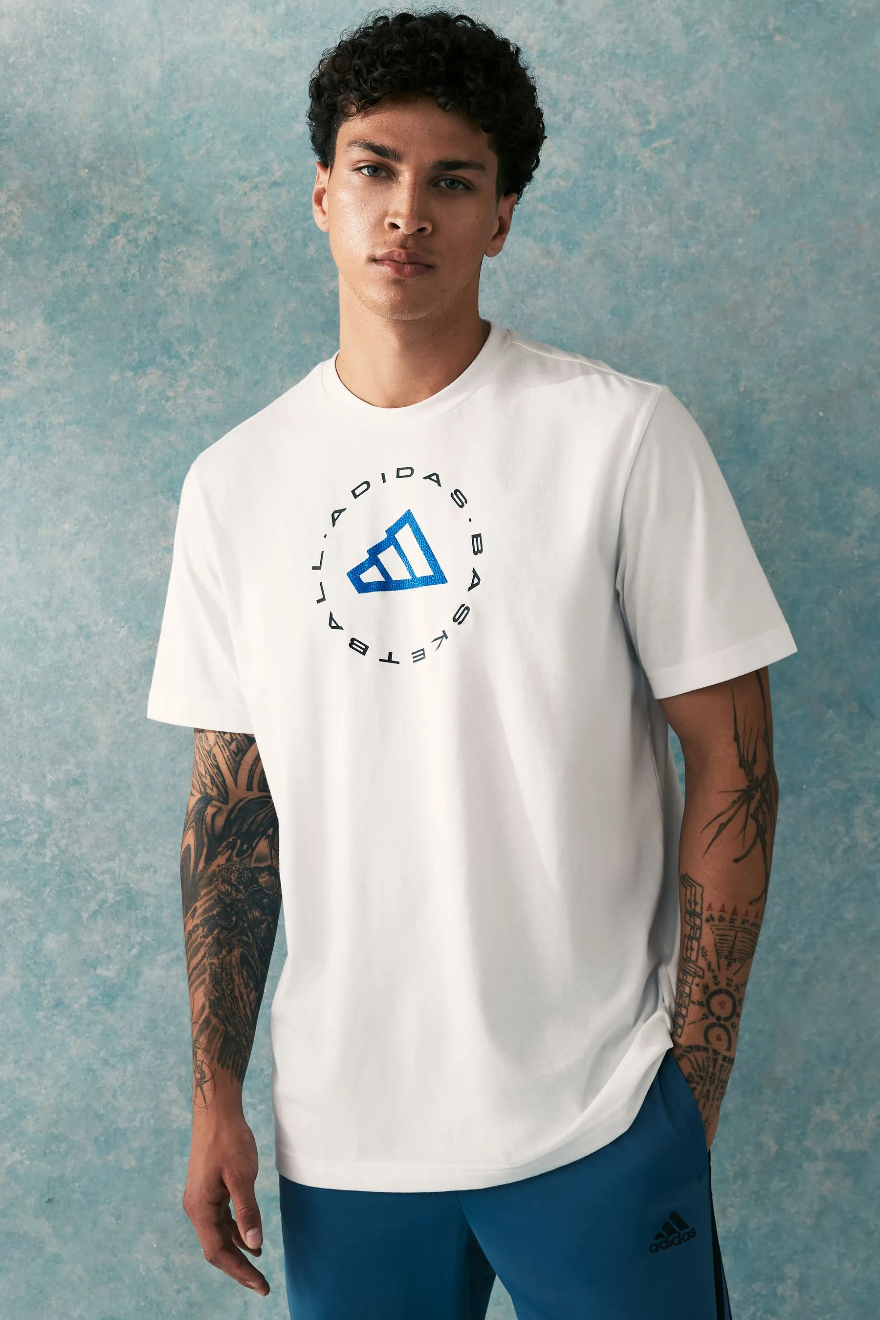 adidas - T-shirt con stampa grafica di canestro e cerchio    
