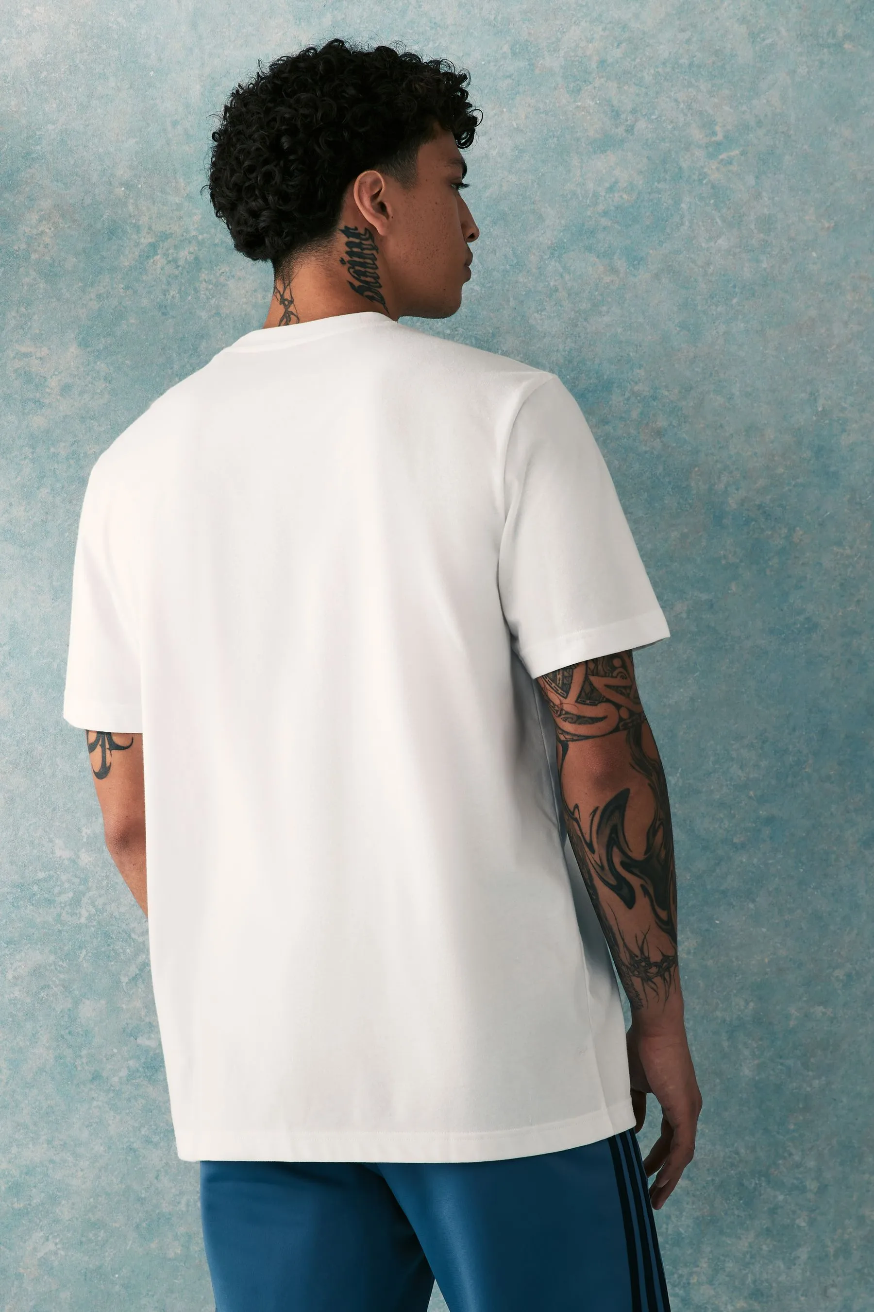 adidas - T-shirt con stampa grafica di canestro e cerchio    