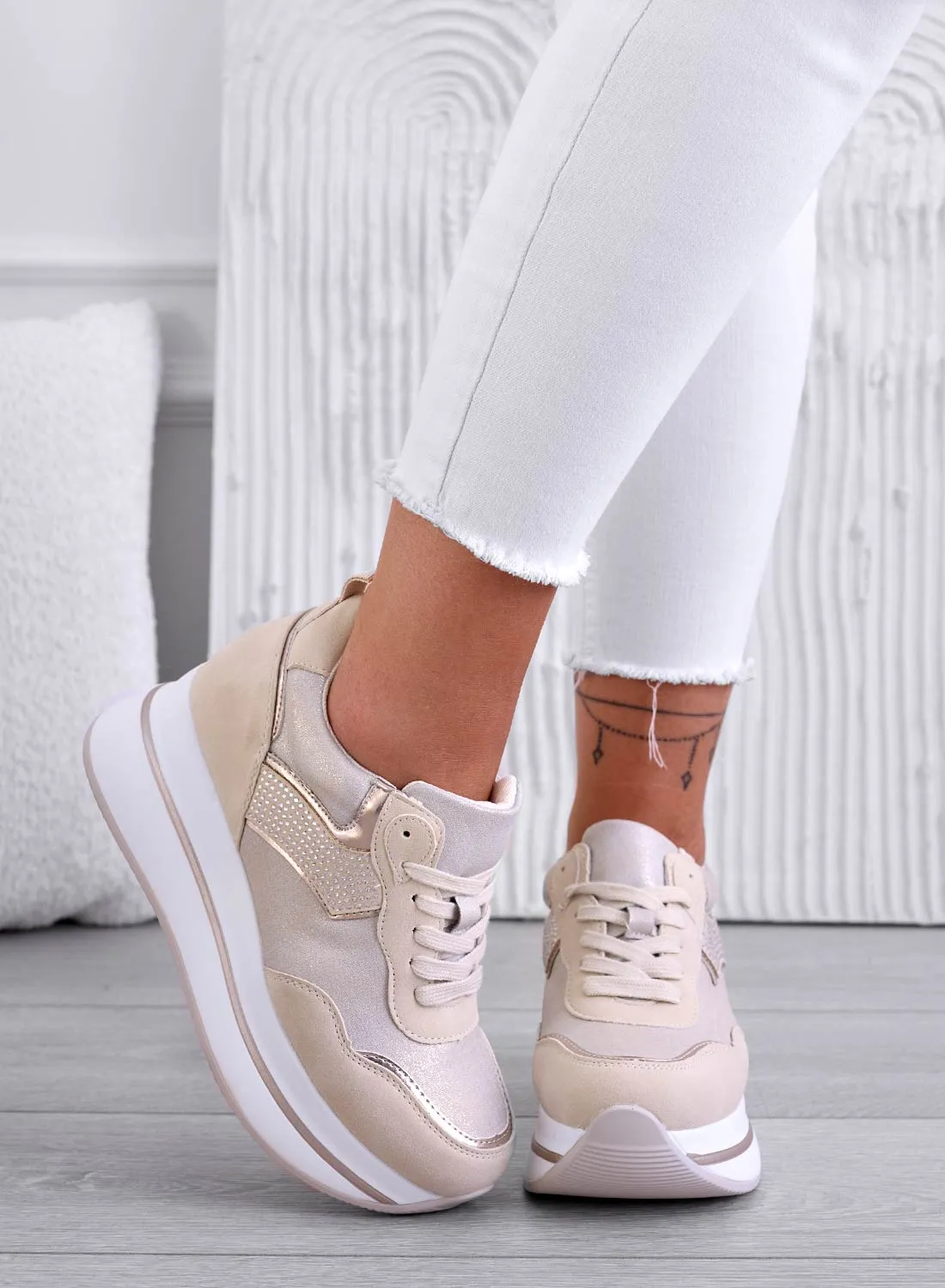 CAROLINE - Sneakers beige con zeppa bianca e strass