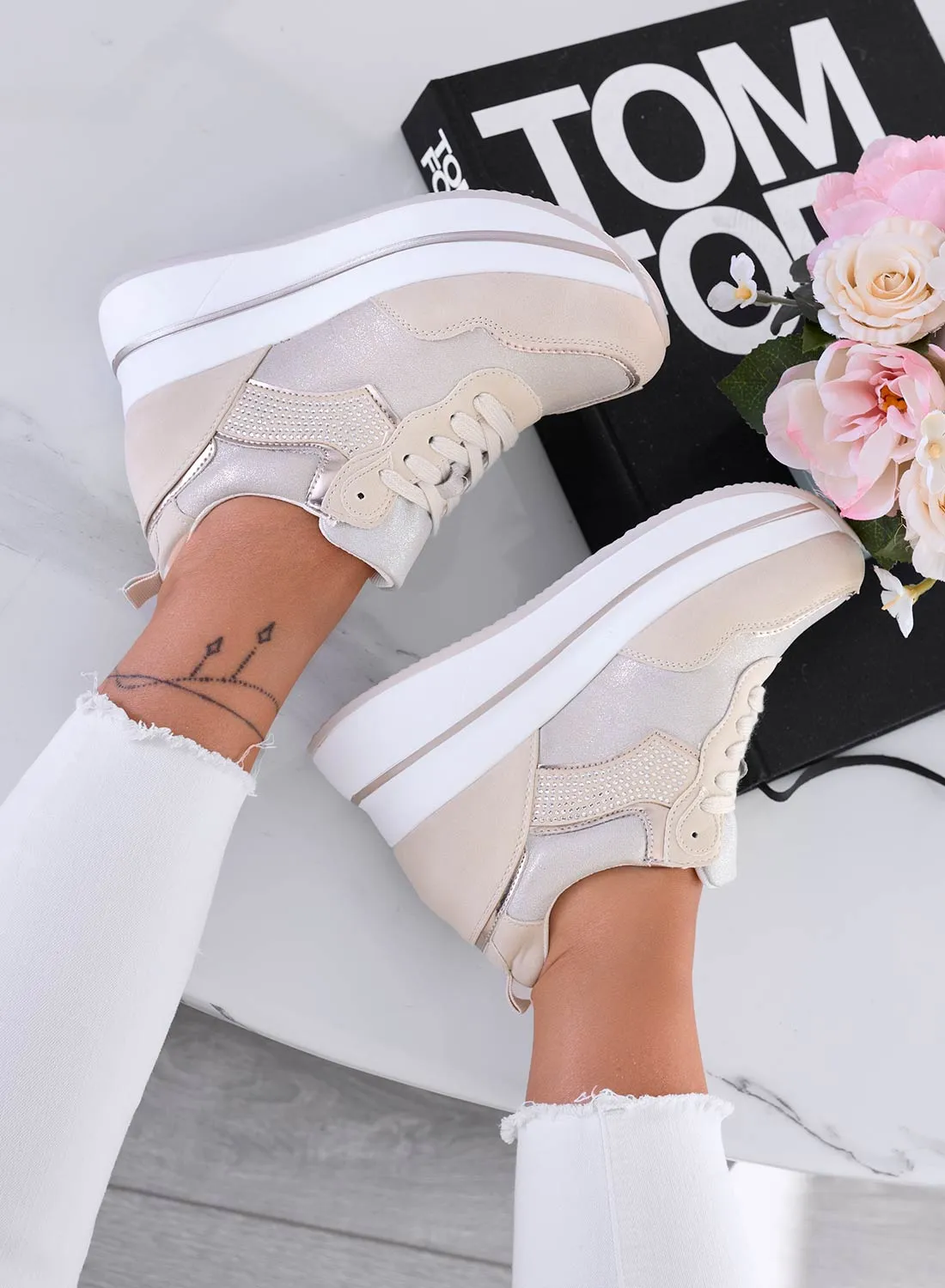 CAROLINE - Sneakers beige con zeppa bianca e strass