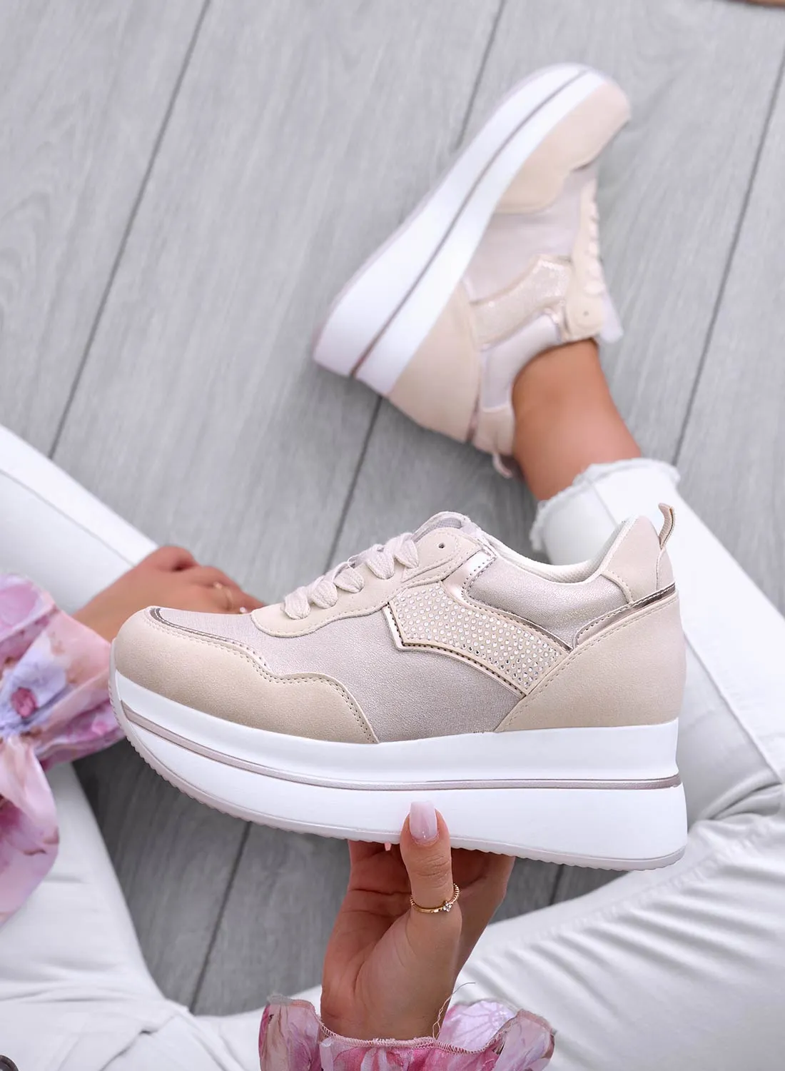 CAROLINE - Sneakers beige con zeppa bianca e strass