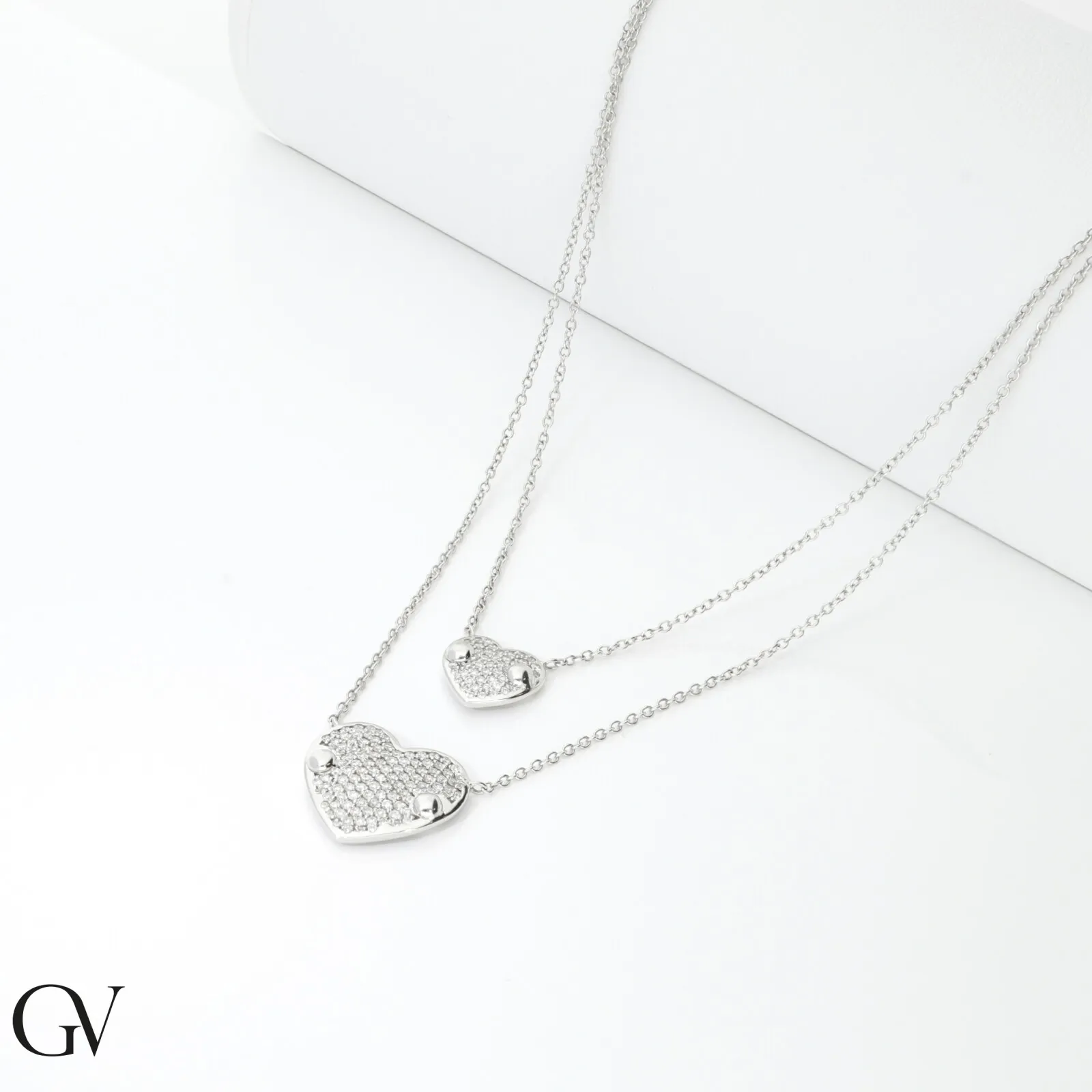 Collana doppio giro in oro bianco 18k con 2 cuori in diamanti