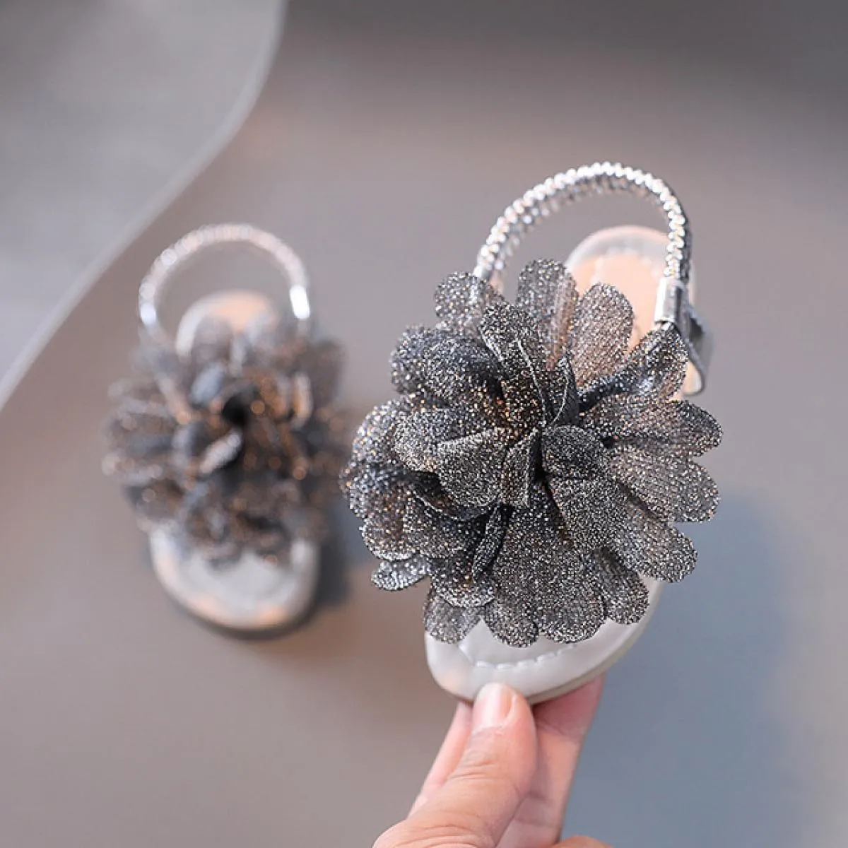 Sandali da bambina estivi per bambina Fiore carino antiscivolo Bambina con petali glitterati Scivoli Scarpe da ballo per princip